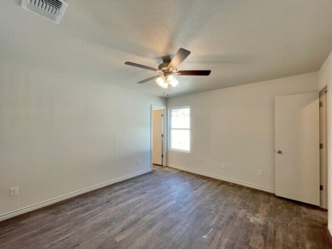 Building Photo - 1712 Clovis Dr