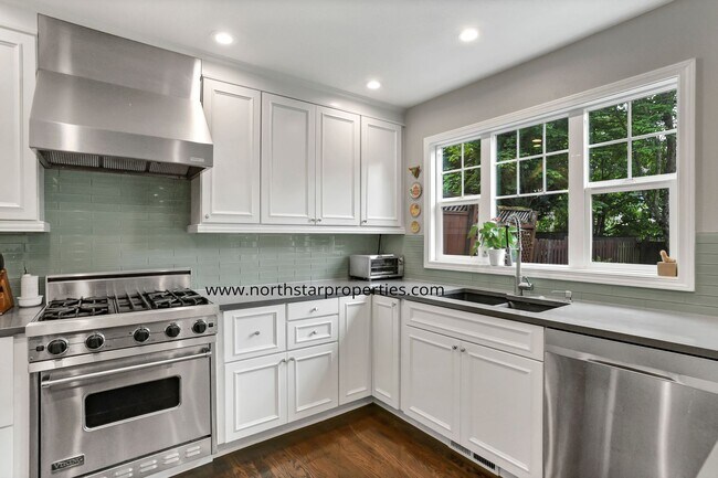 Building Photo - Lake Oswego Perfection