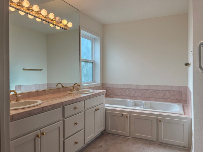 Building Photo - Arranmore 2 Bedroom with Den Available Now !