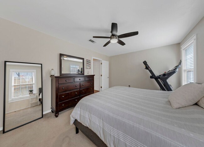 Building Photo - 4501 Parkwood Square
