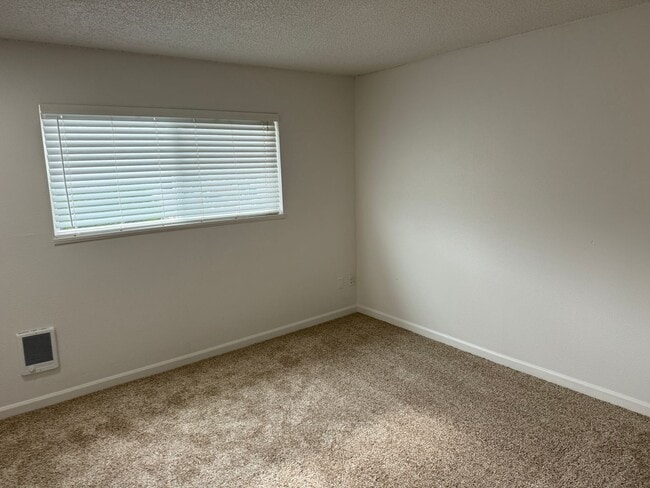 Building Photo - Better than Cool 2 bedroom in Creston-Kenilworth