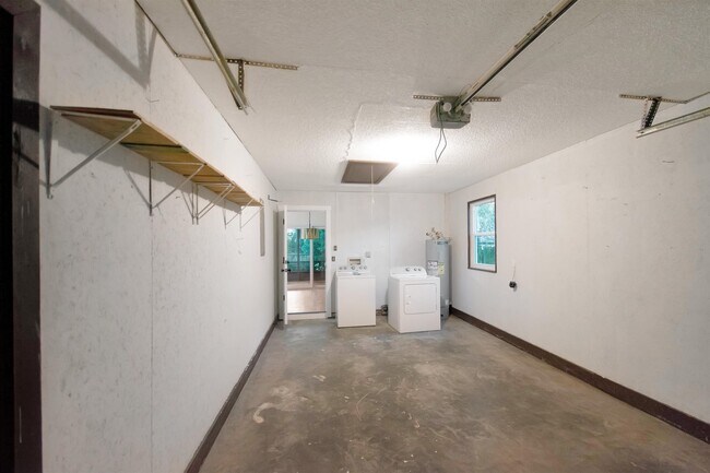 Building Photo - 209 Jasmine Rd