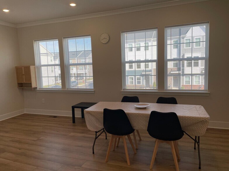 Building Photo - 1235 Greylock Ln