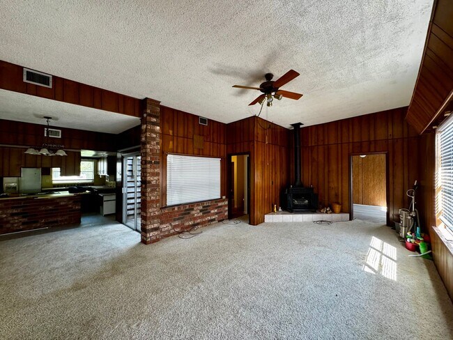 Building Photo - Great Backyard & Quiet Neighborhood