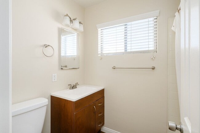 Building Photo - Pacific Beach 2 Bedroom Only a Few Blocks From The Water