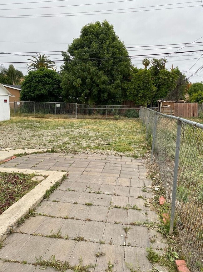 Building Photo - *Special* 2 bedroom 1 bath single story ho...