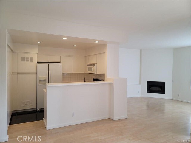 Building Photo - 360 S Los Robles Ave