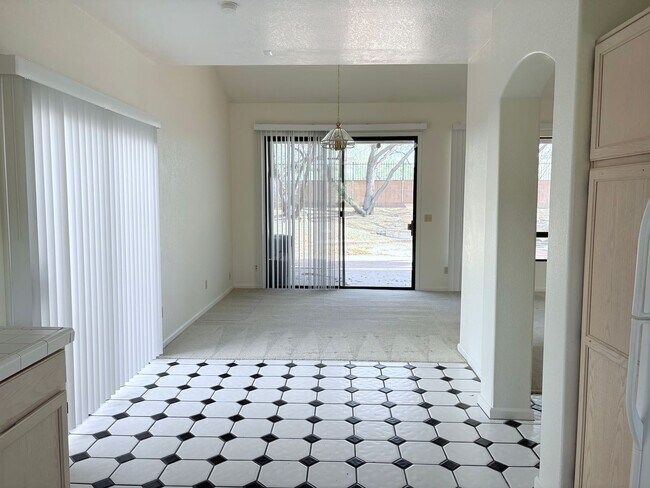 Building Photo - Spacious 2bd/2bath + Den home in gorgeous community (there's a lake!)