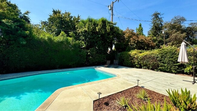 Building Photo - 3339 W Cambridge Ave