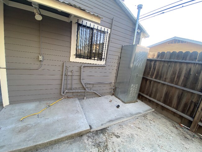 Building Photo - 725 S Osage Ave