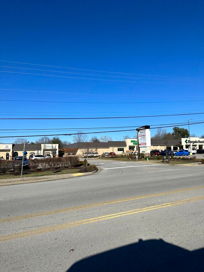 Building Photo - 600 Vincent Way