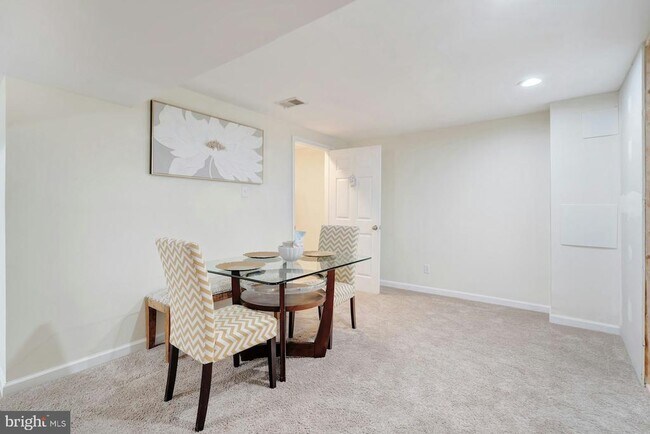 Building Photo - 900 E Tantallon Dr