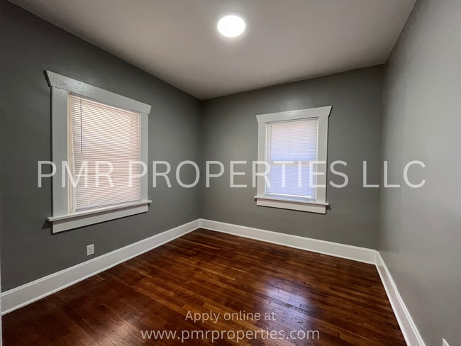 Building Photo - 2 Bedrooms / 1 Bathroom House