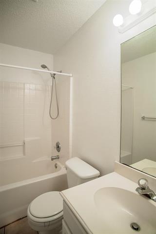 Building Photo - 6985 Meadow Ridge Cir