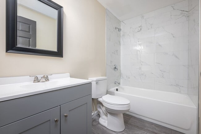 Building Photo - Beautifully renovated 4 BR/ 2 BA
