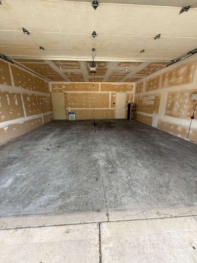 Building Photo - Large 3-Bedroom Condo for Rent!