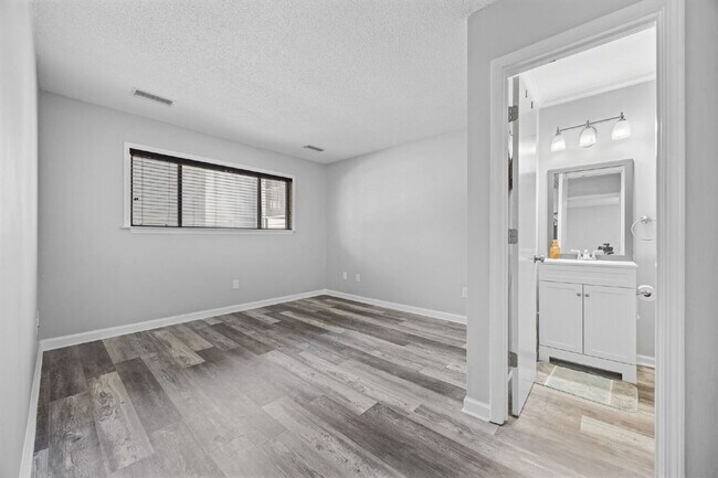 Building Photo - Charming 2-Bedroom Condo Near the Beach