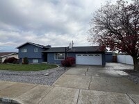 Building Photo - SPACIOUS 4 bed/2 bath home in desired location with double garage, fenced back yard!