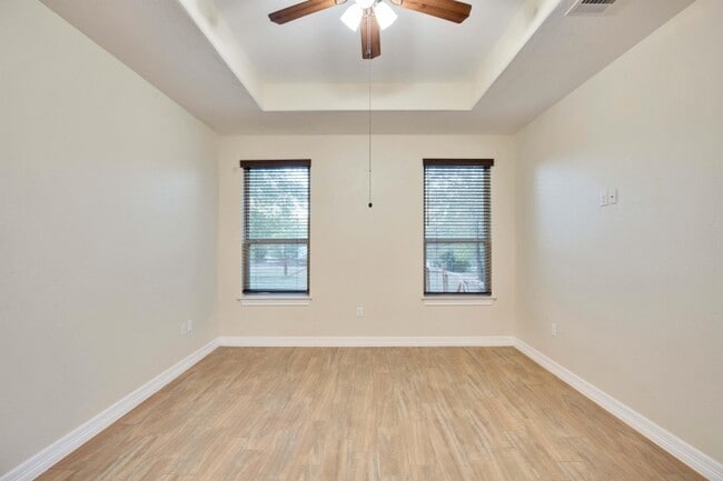 Building Photo - 118 N Buckhorn Dr