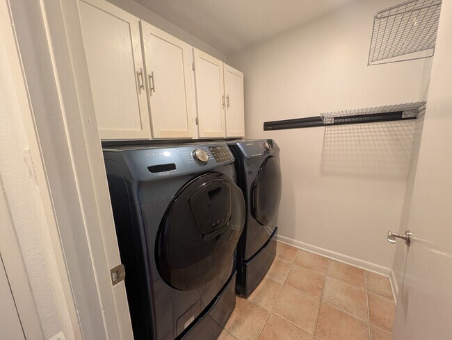 Building Photo - Charming 4 bedroom, 2.5 bath home located in the Raintree Community!