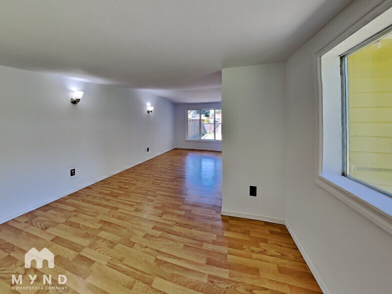 Building Photo - 904 Ferndale Cir NE