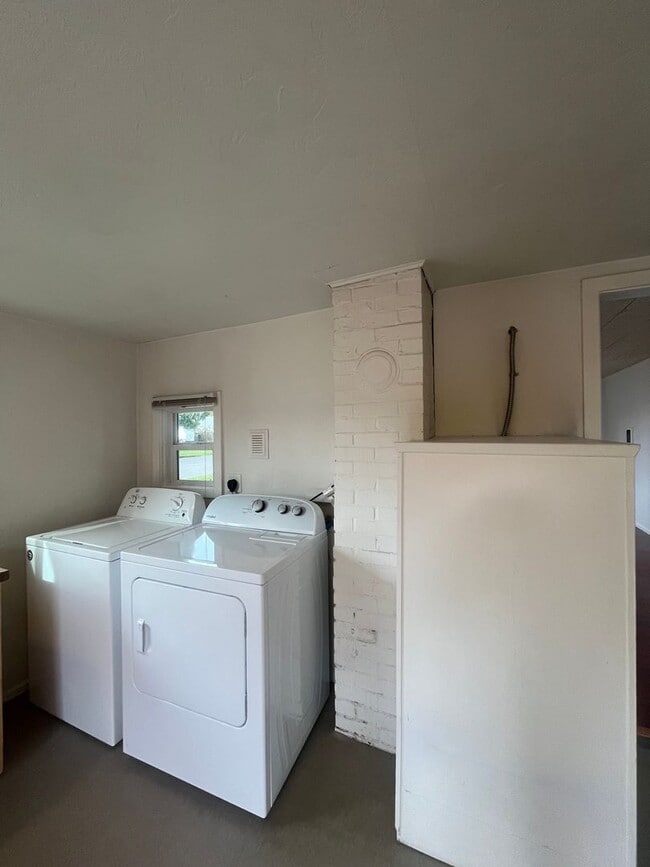 Building Photo - 2- Bedroom 1-Bathroom Bungalow in Eugene