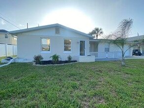 Building Photo - Two Bedroom Beachside Duplex with Garage!