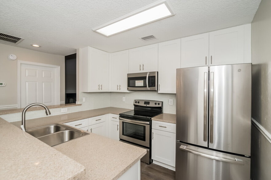 Building Photo - 1676 Tall Timber Dr