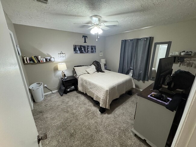 Building Photo - 2504 Hickory Dr