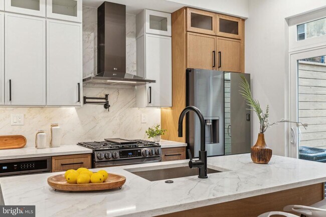 Building Photo - 1106 N Bodine St