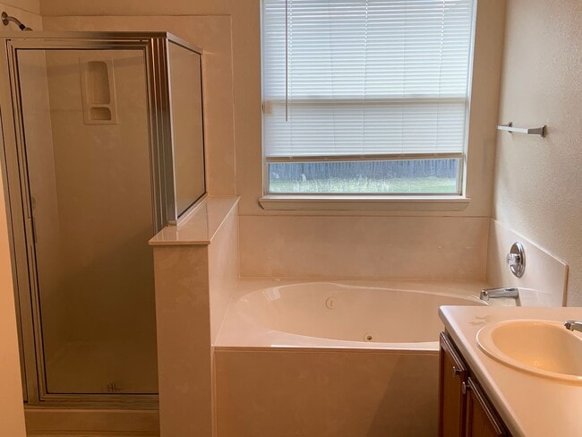 Building Photo - 3001 John Porter Dr