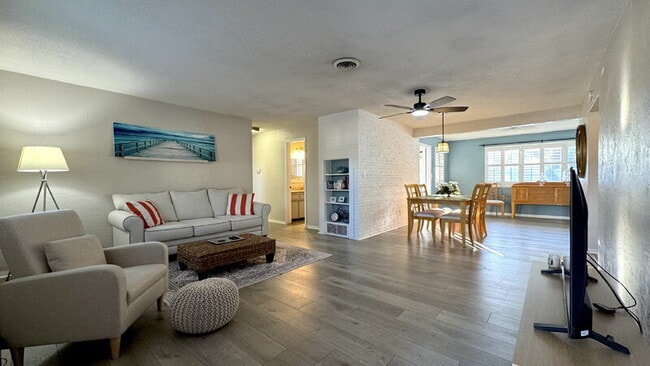 Building Photo - 1121 Clearwater Rd