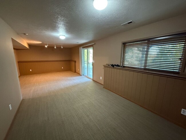 Building Photo - Beautiful 4 Bed 2 Bath Colbert Home in Mea...