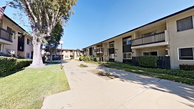 Building Photo - Second Floor Condo in Rossmoor Park Commun...