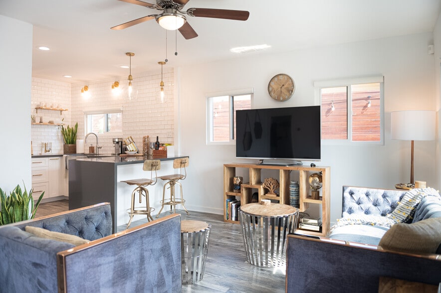 Building Photo - 509 E Buckthorn St