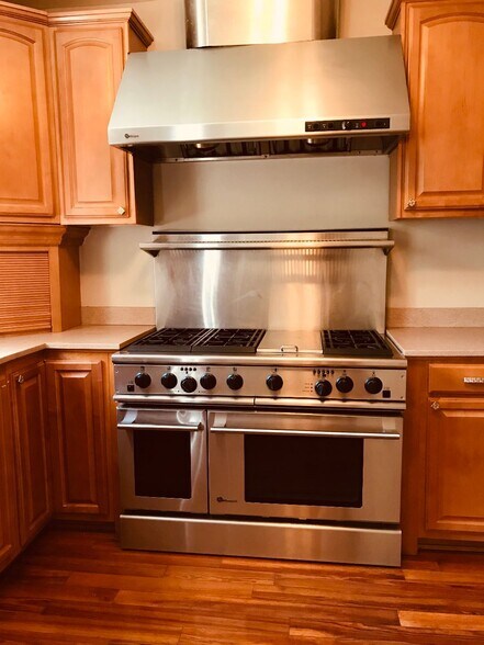 Building Photo - 13 Elizabeth St