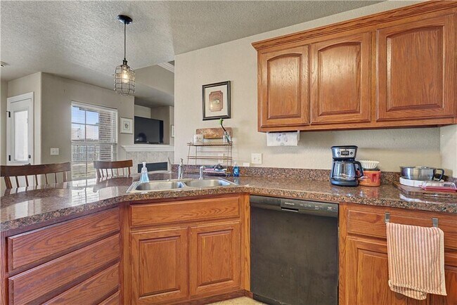 Building Photo - 706 Sedgwick Dr