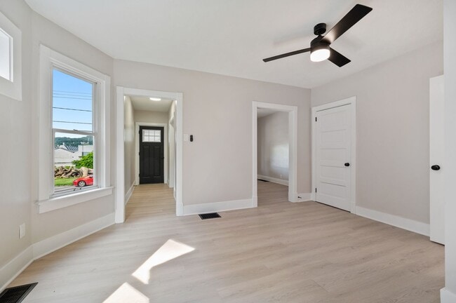 Building Photo - SCORE $500 OFF 1ST MONTH OF RENT THRU 7/31...