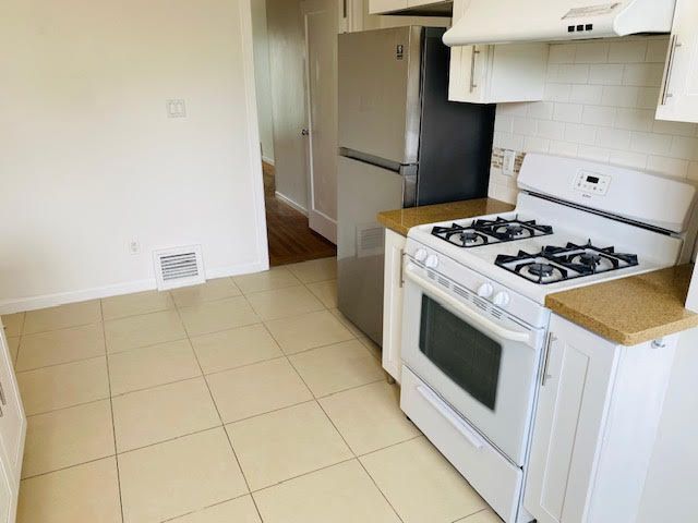 Building Photo - 550 43rd Ave