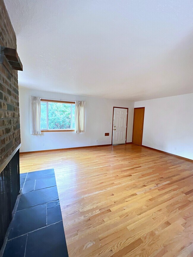 Building Photo - 3385 SE 10th Ave