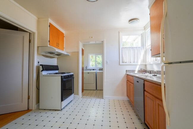 Building Photo - Single Family Home