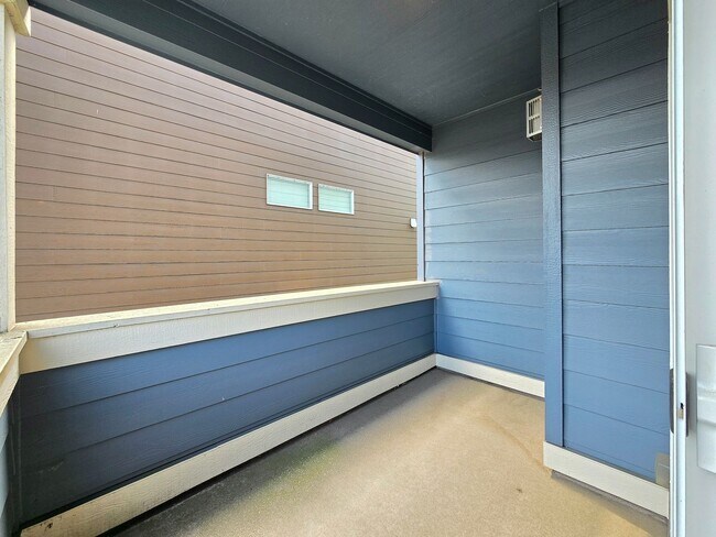 Building Photo - 4 Bedroom Home with Lake Views Available N...