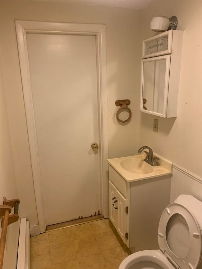 Building Photo - 354 Main St