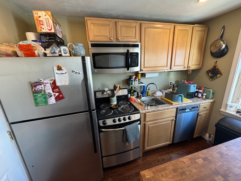 Building Photo - 735 Somerville Ave