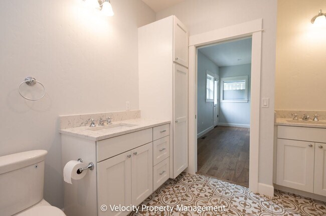 Building Photo - Beautiful Home Across the Street from Drake Park!