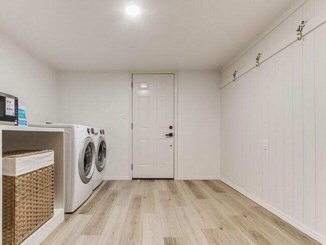 Building Photo - 411 E Showalter Dr
