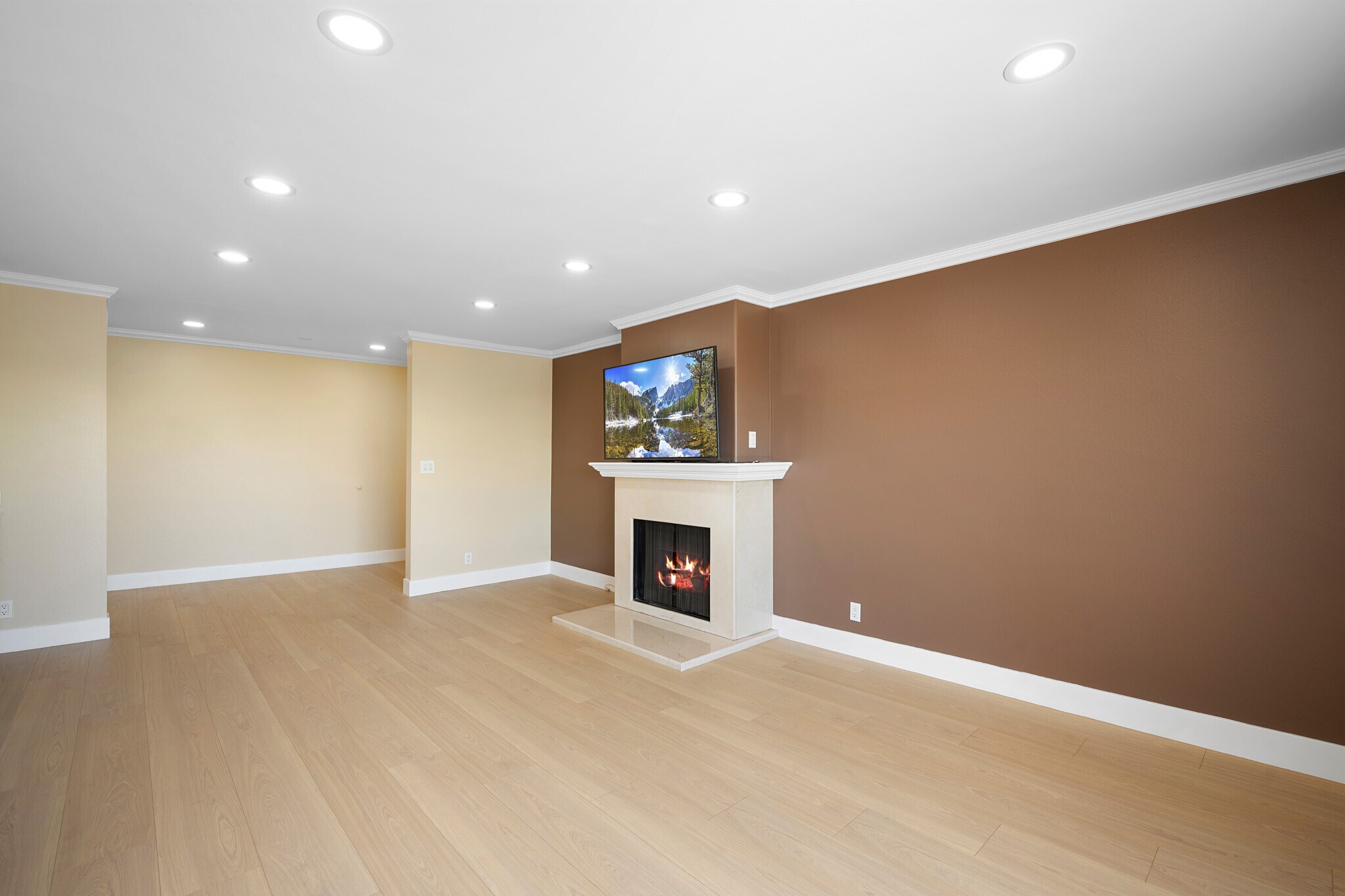 Building Photo - 635 E Elmwood Ave