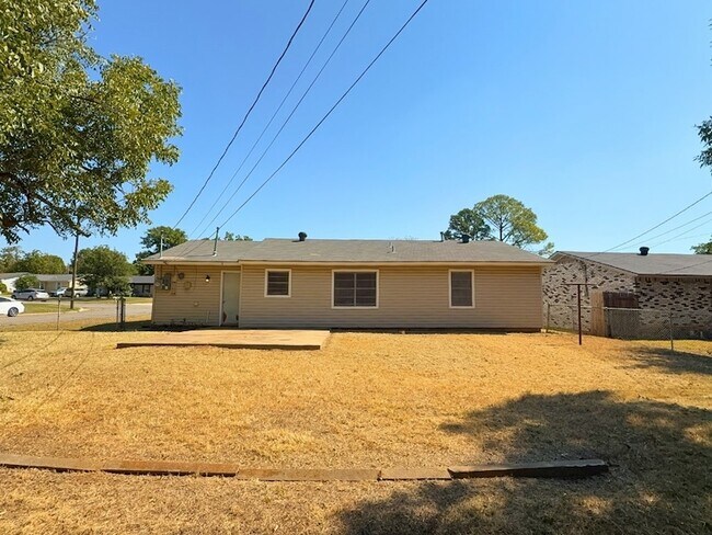 Building Photo - 615 Crane Dr