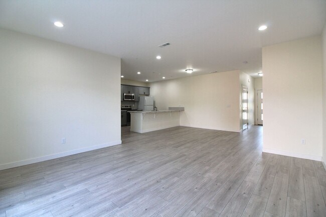 Building Photo - 3 Bedroom, 2.5 Bath + Flex Room Townhome in Kennewick