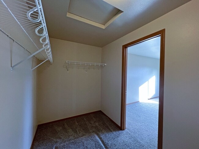 Building Photo - Exceptional 2200 sq ft Three Bedroom 2 Bath Rambler in Fed Way - with A/C